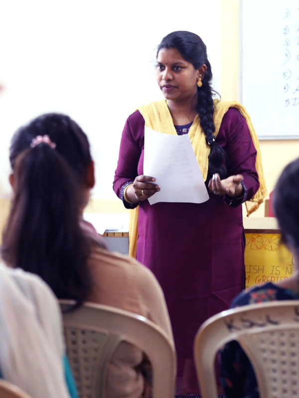 trainer-doing-activity-in-classroom